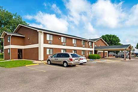 Super 8 by Wyndham Blue Earth