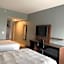 La Quinta Inn & Suites by Wyndham Louisville East