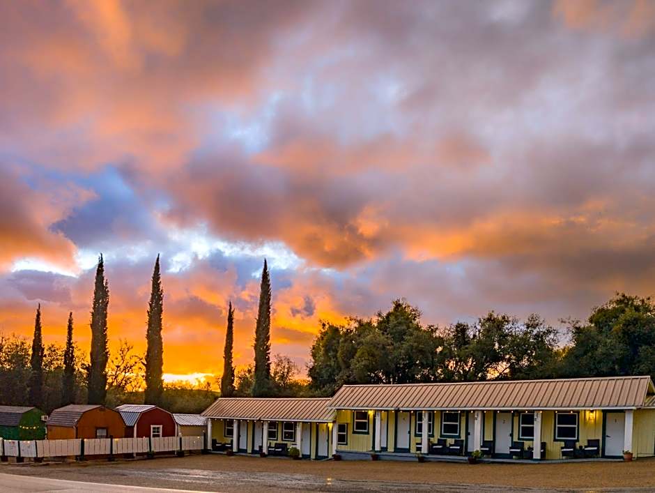 Genas's Sierra Inn & Restaurant