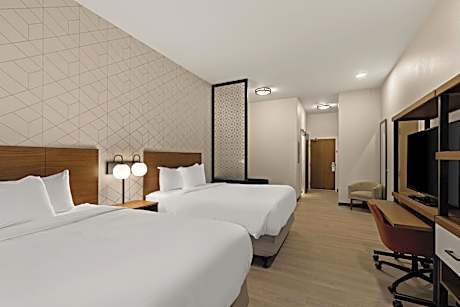 Quadruple Room with Two Queen Beds and Tub - Connecting Rooms/Disability Access/Non Smoking