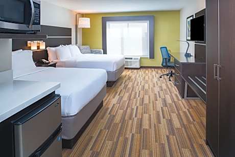 Standard Queen Room with Two Queen Beds and Tub - Communications Accessible