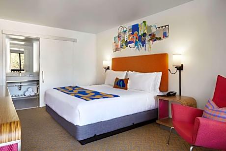 Queen Room with Bath Tub - Mobility Accessible