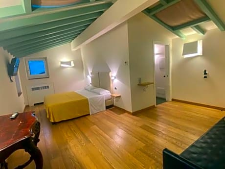 Superior Double Room with Balcony and Lake View