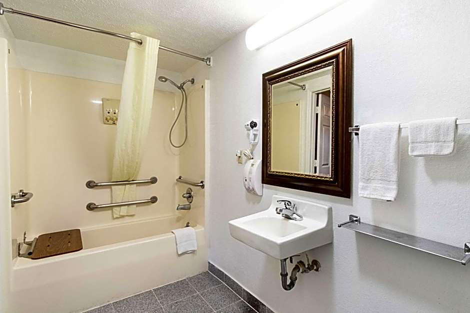 Quality Inn & Suites Dickson