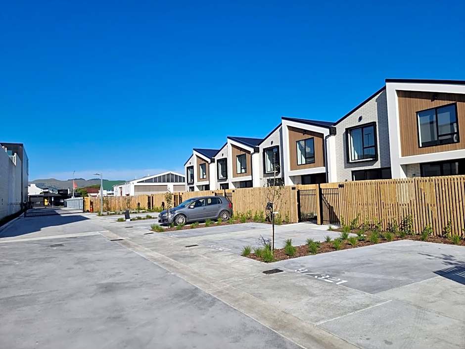 Addington townhouse with carpark 8mins walk to Hagley park south