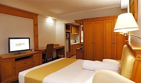 Suite Room with Living Room and Small Kitchen