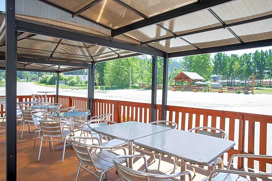 Travelodge by Wyndham Golden Sportsman Lodge