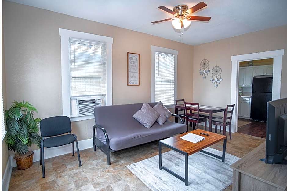 Virginia #A Cozy 2ba/1ba Near Downtown Sleeps 8