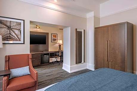 Standard Queen Room - Non-Smoking