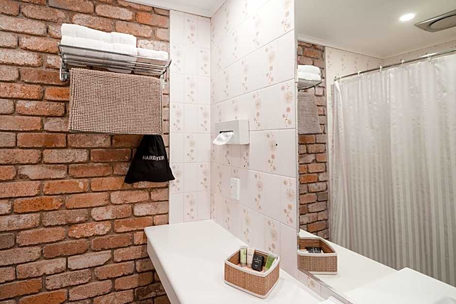 Farnham Court Motel and Restaurant