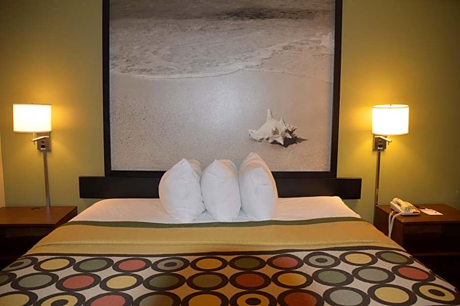 Super 8 by Wyndham Monticello