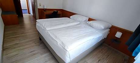 Standard Queen Room with One Queen Bed