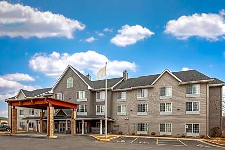 Country Inn & Suites by Radisson, West Bend, WI