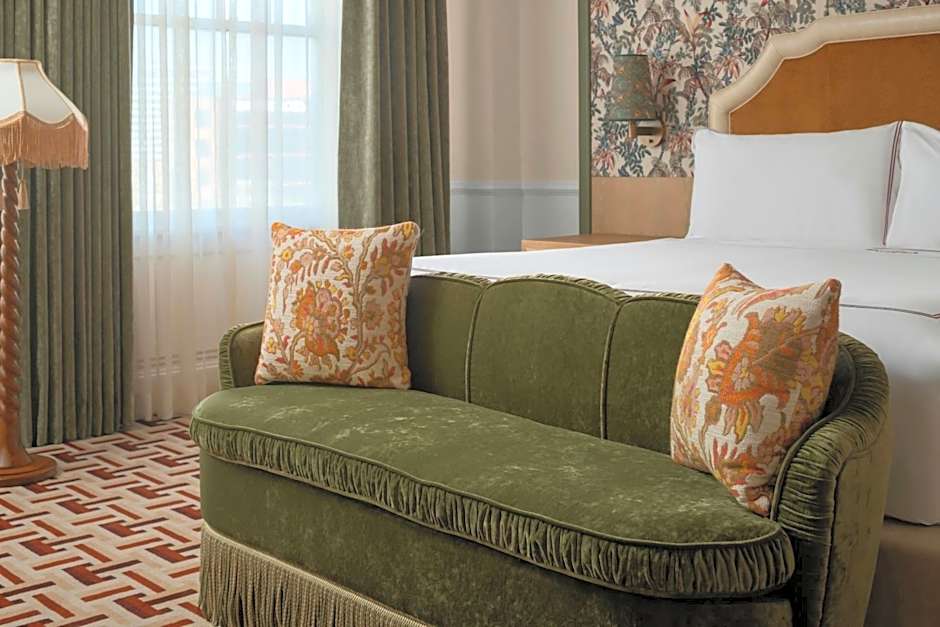 The Stoneleigh, Autograph Collection
