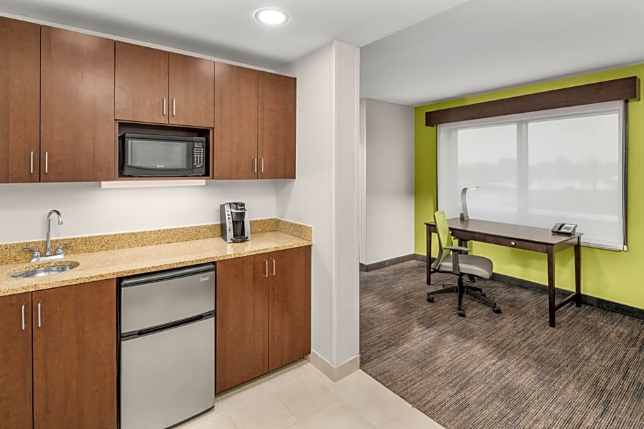 Holiday Inn Express & Suites Wilmington-Newark