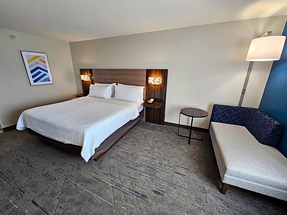 Holiday Inn Express Hotel & Suites Cincinnati-Blue Ash By IHG