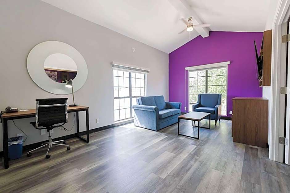 La Quinta Inn & Suites by Wyndham Mid-City