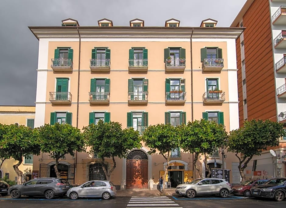 Qu4ttro I D'Angleterre Guest House