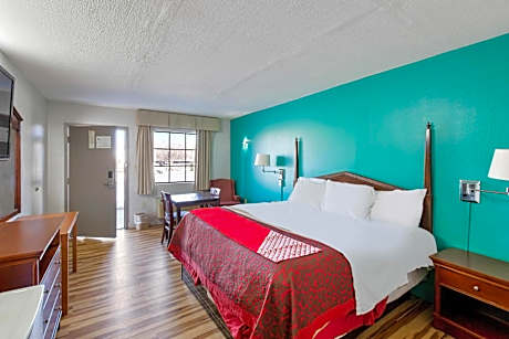 King Bed Smoking with Jetted Tub