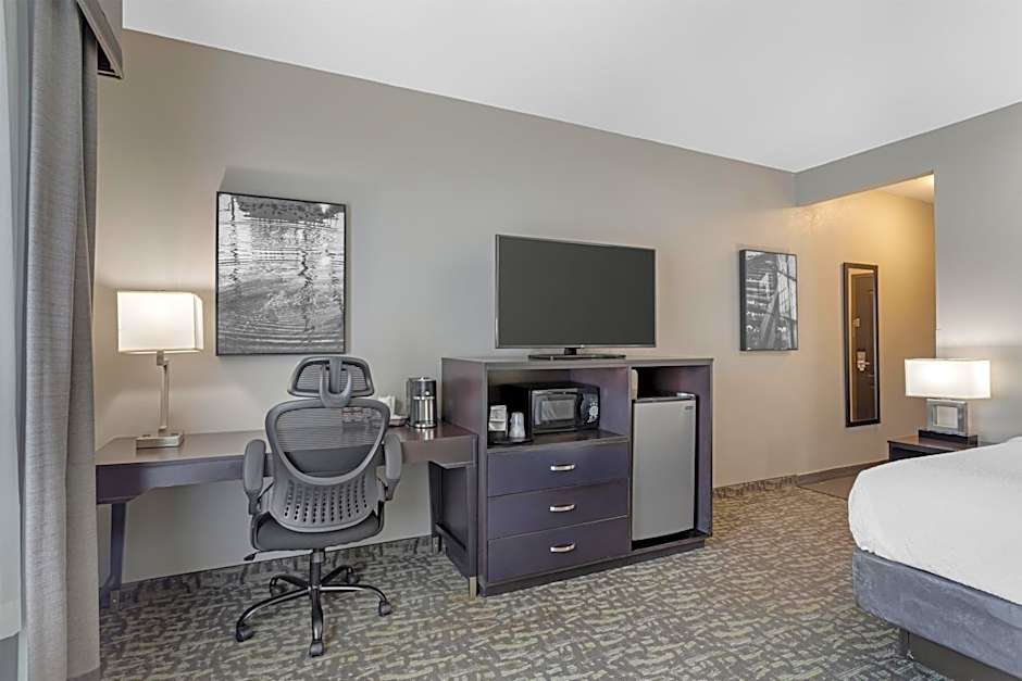 Best Western Plus Bay City Inn & Suites