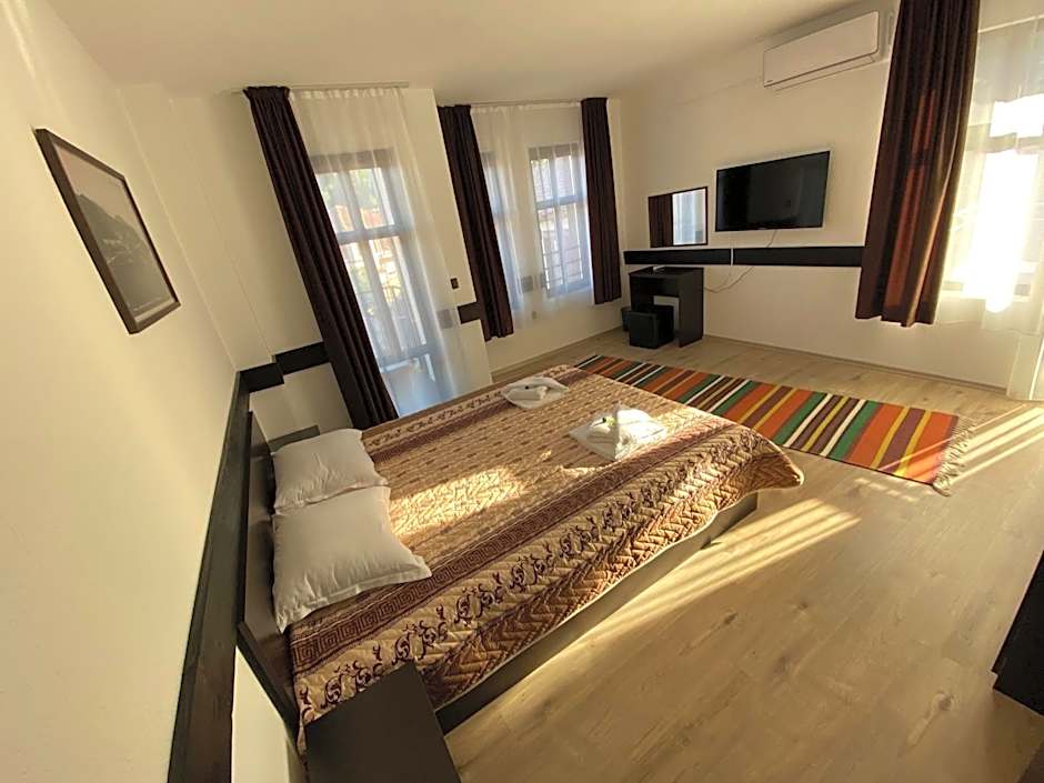 Апартхотел "Старият Град" в етнографски комплекс