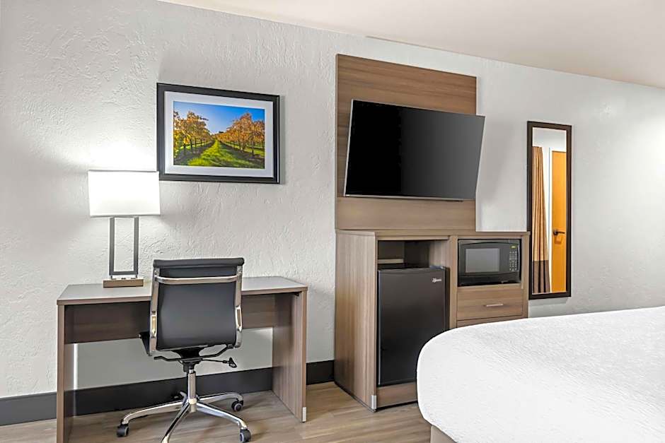 Best Western Plus Caldwell Inn & Suites