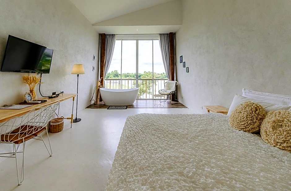 White Wall Riverfront Hotel