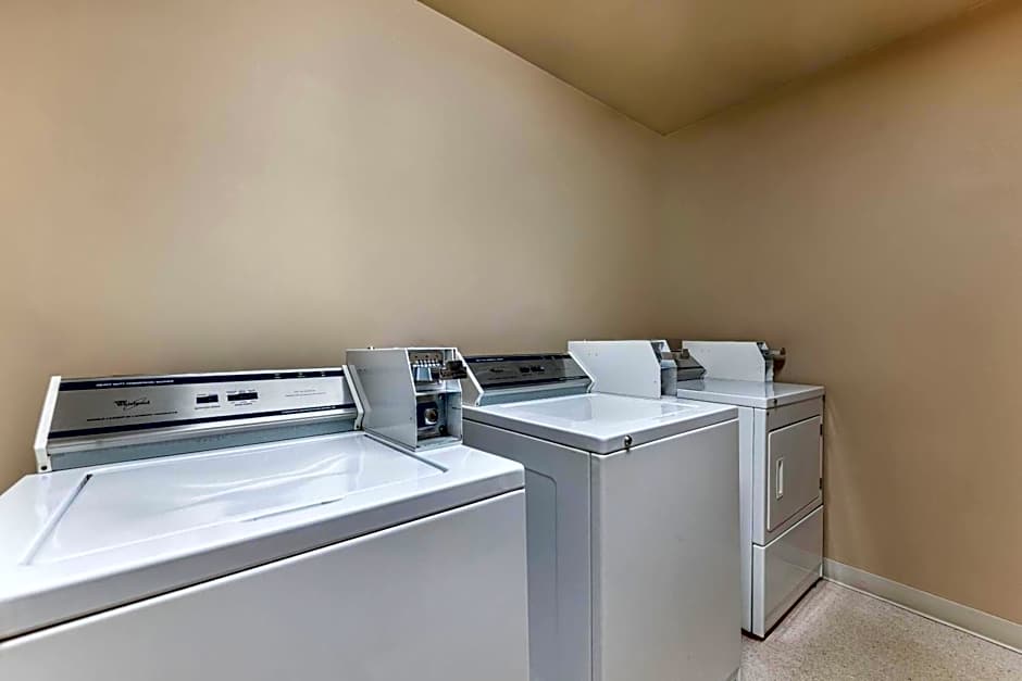 Days Inn & Suites by Wyndham Thunder Bay