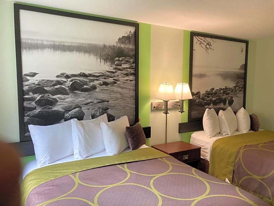 Super 8 by Wyndham Chisago City