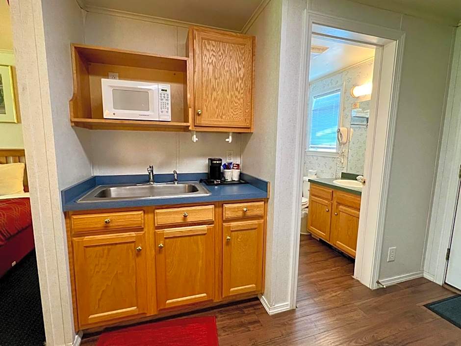 Rodeway Inn & Suites Brunswick near Hwy 1