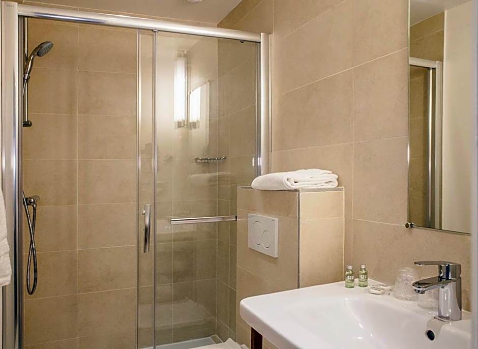 Hotel Sixteen Paris Montrouge