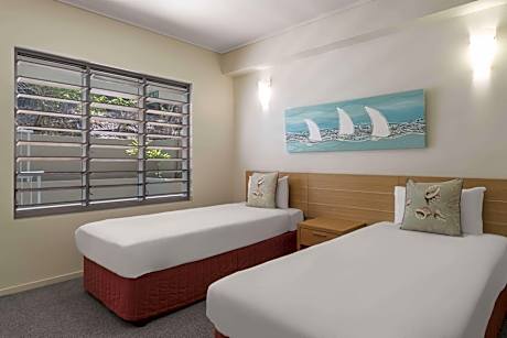 1 Queen Bed and 4 Twin Beds Three-Bedroom Deluxe Suite Non Smoking