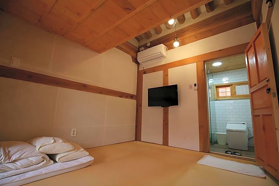 Gaeunchae Hanok Guesthouse Jeonju 2 (Korea Quality)