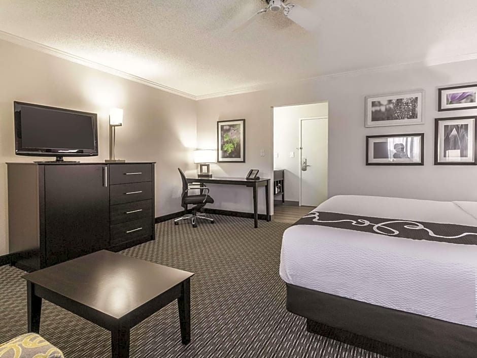 La Quinta Inn & Suites by Wyndham Cleveland - Airport North