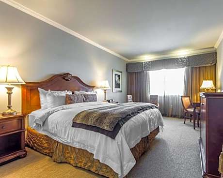 Deluxe - 1 King Bed