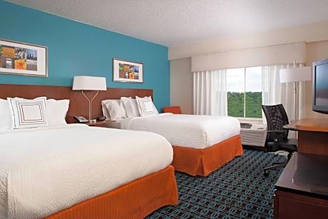 Queen Room with Two Queen Beds and Roll-In Shower - Mobility Access