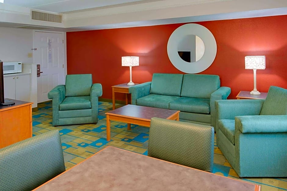 La Quinta Inn by Wyndham Pittsburgh Airport