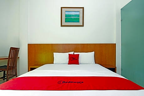 RedDoorz Double Room