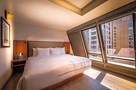 1 King Bed, Premier Room, Non-Smoking