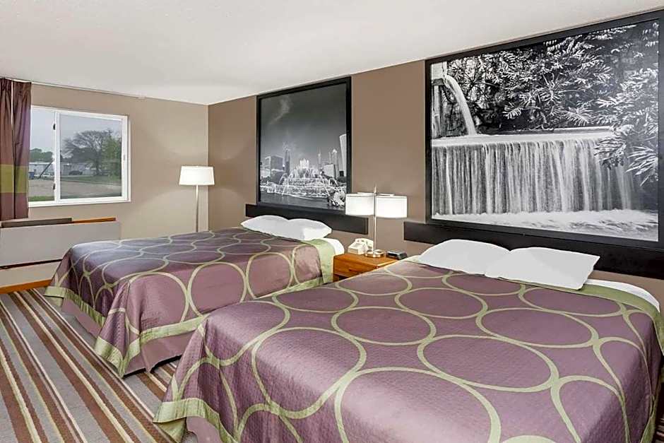 Super 8 by Wyndham Gilman