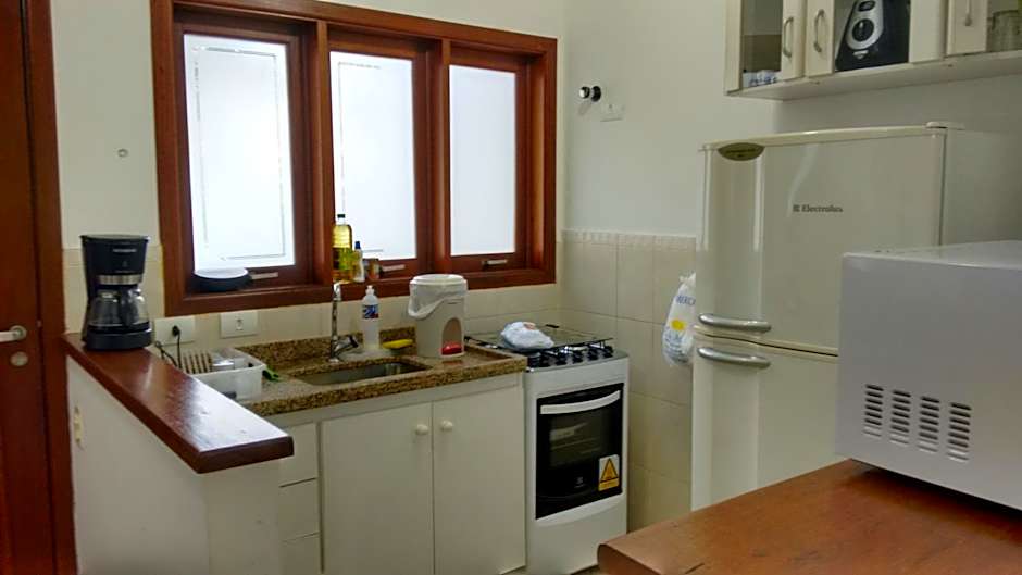 Casa em Juquehy, condomínio com piscina, área verde a 700 m da praia