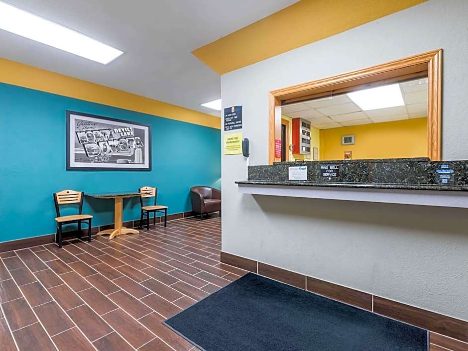 Super 8 by Wyndham Devils Lake