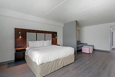 King Suite with Roll-In Shower - Accessible/Non-Smoking