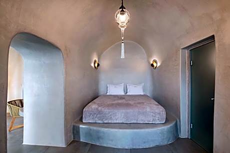 Cave Suite with Outdoor Hot Tub and Caldera View