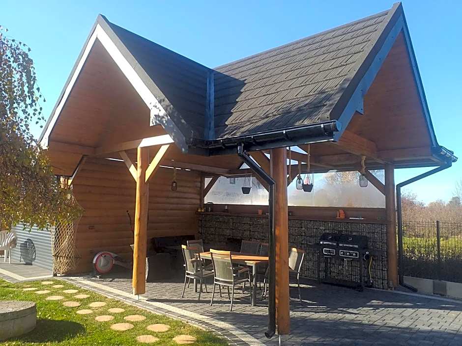 Biały Jeleń z basenem i jacuzzi