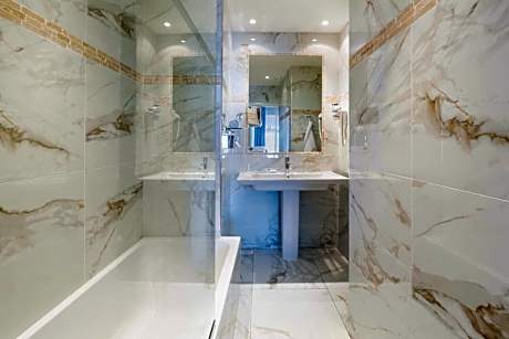 Deluxe King Room with Balcony