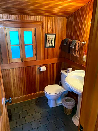 Deluxe Double Room (2 Adults + 1 Child)