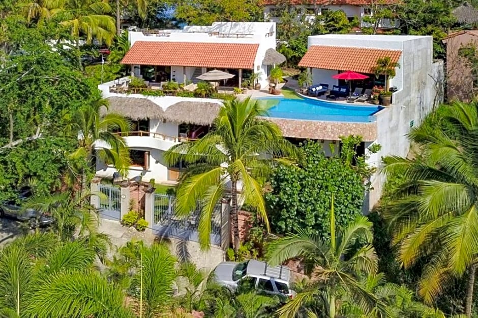 Villa Kiwi. Huge Pool, Steps To Town n Beach. 6 plus BRM 7.5 BTH 3 KCN