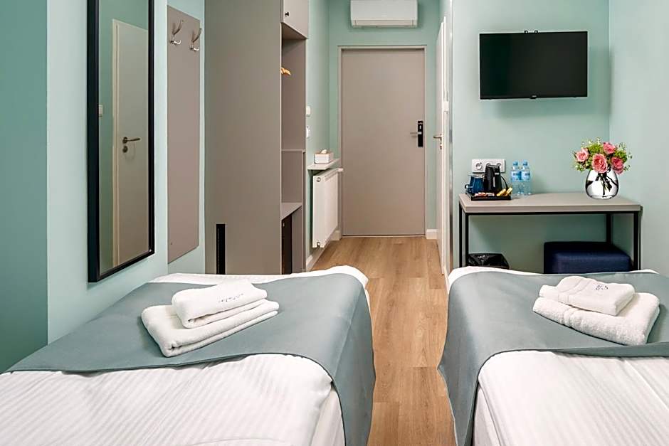 JESS INN Hostel Rondo Charles de Gaulle