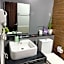 Bayfront Suite in Pasay Near NAIA Terminal, PICC, Star City, MOA and US Embassy - Pet-Friendly, Wi-Fi & Netflix, Free Swimming Pool, Sauna, Work from Home Ready